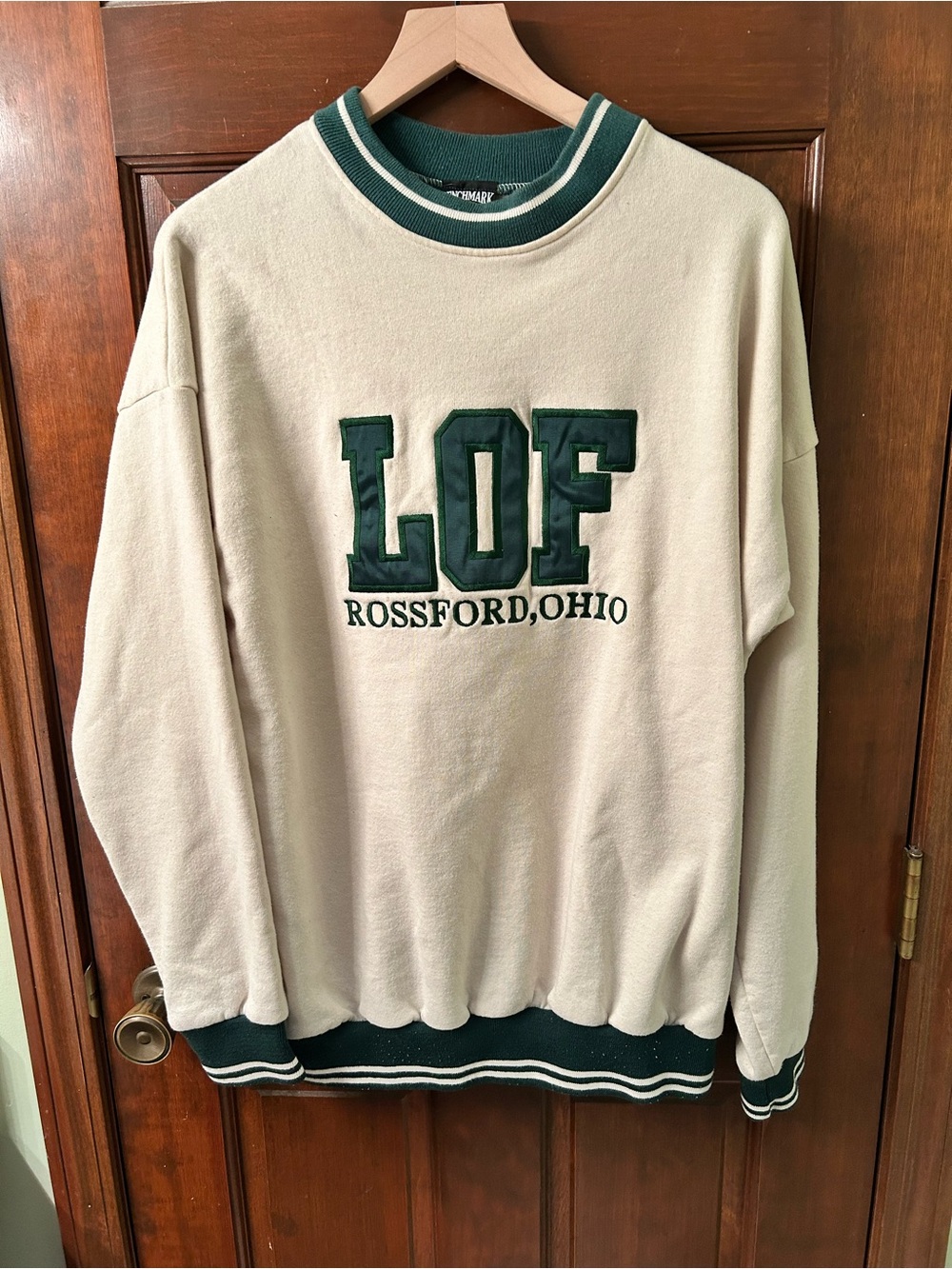 BENCHMARK VTG 90s Green and white graphic sweatshirt. Size XL